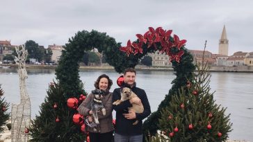 Foto Tanja Kocijančić - Lili i Dave sa svojim psićima u Poreču