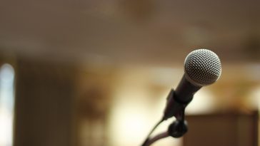 mikrofon koncert pjevač pjevanje