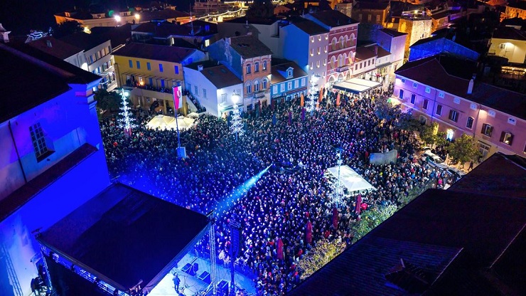 Doček Nove godine u Poreču uz Tonyja Cetinskog na trgu - Foto Grad Poreč