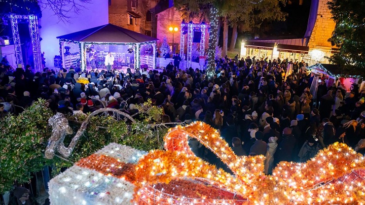 Doček Nove godine u Poreču uz Tonyja Cetinskog na trgu - Foto Grad Poreč