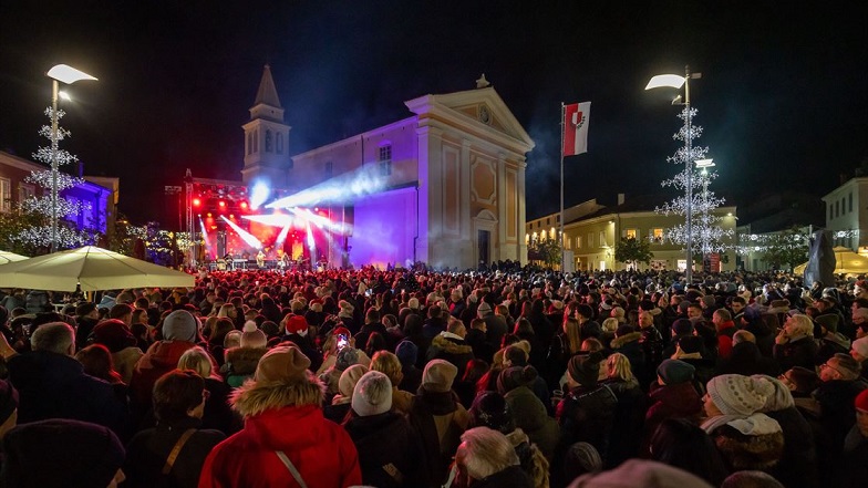 Doček Nove godine u Poreču uz Tonyja Cetinskog na trgu - Foto Grad Poreč