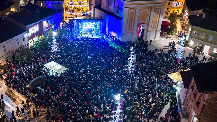Doček Nove godine u Poreču uz Tonyja Cetinskog na trgu - Foto Grad Poreč