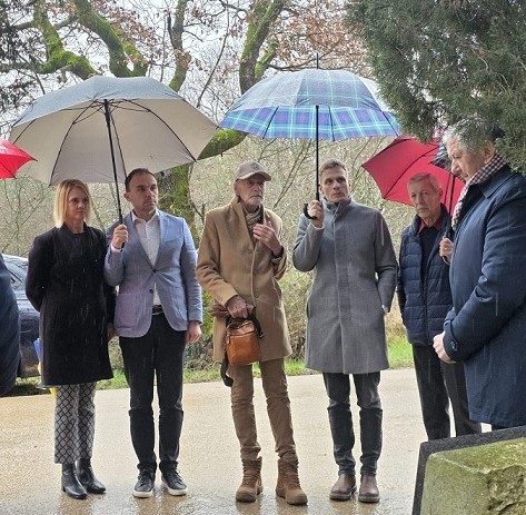 Polaganjem vijenaca i minutom šutnje uz spomen obilježje na mjestu pogibije Bruna Valentija obilježena je danas godišnjica smrti ovog mladog antifašističkog borca talijanske nacionalnosti. 
