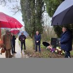 Polaganjem vijenaca i minutom šutnje uz spomen obilježje na mjestu pogibije Bruna Valentija obilježena je danas godišnjica smrti ovog mladog antifašističkog borca talijanske nacionalnosti.