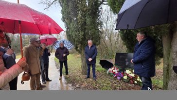 Polaganjem vijenaca i minutom šutnje uz spomen obilježje na mjestu pogibije Bruna Valentija obilježena je danas godišnjica smrti ovog mladog antifašističkog borca talijanske nacionalnosti.