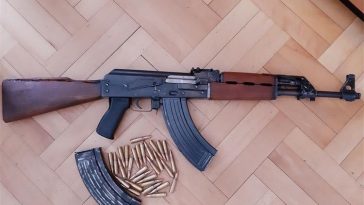 Automatska puška „Crvena zastava M-70“ s dva pripadajuća spremnika sa streljivom - Foto Policijska uprava međimurska