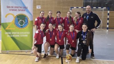 Na Županijskom natjecanju u rukometu, održanom 3. veljače 2026. godine u Labinu, ekipa učenica Osnovna škola Finida ostvarila je sjajan uspjeh osvojivši 3. mjesto.