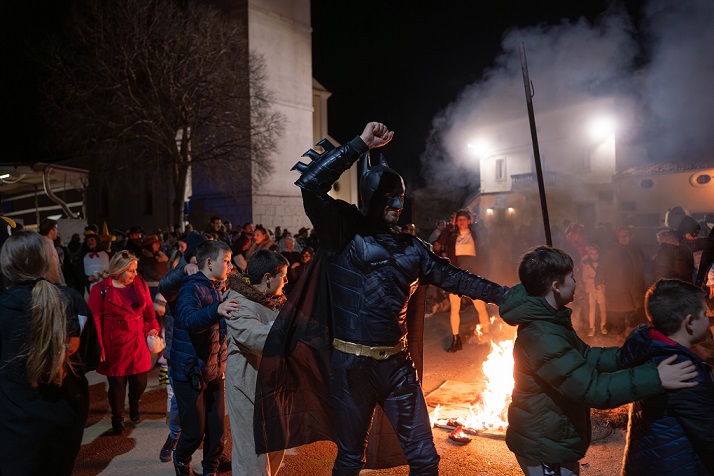 Zapaljen pust u Kašteliru: Šime Falšime “platio” za sve loše u selu