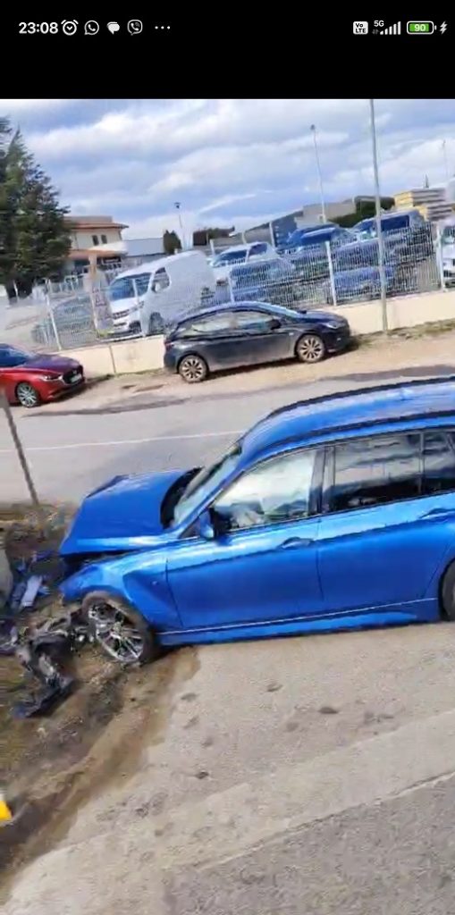 Nesreća u Žbandaju - snimio čitatelj automobil sletio s ceste udario zid