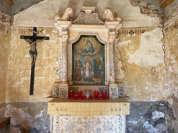 oltar i unutrašnjost crkvice sv. Valentina