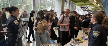 Foto policija - Sajam karijera u Poreču policija policijski štand posao škola