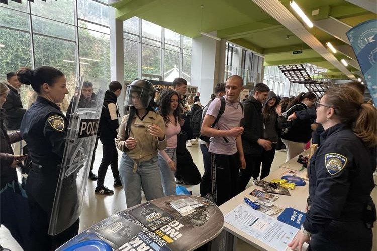 Foto policija - Sajam karijera u Poreču policija policijski štand posao škola