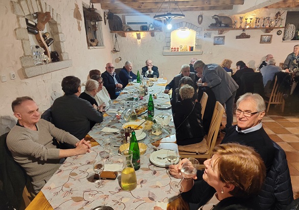 Tar-Vabriga: Uoči Dana žena članovi Istarske stranke umirovljenika proslavili uz večeru i ruže