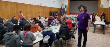 Večer društvenih igara udruge Štriga u sali na domu u Kašteliru