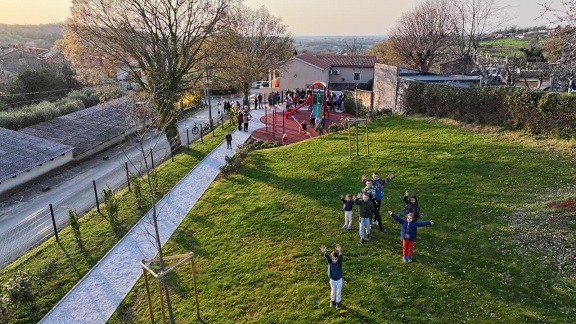 Foto Općina Vižinada - Otvoreno dječje igralište u Ferencima