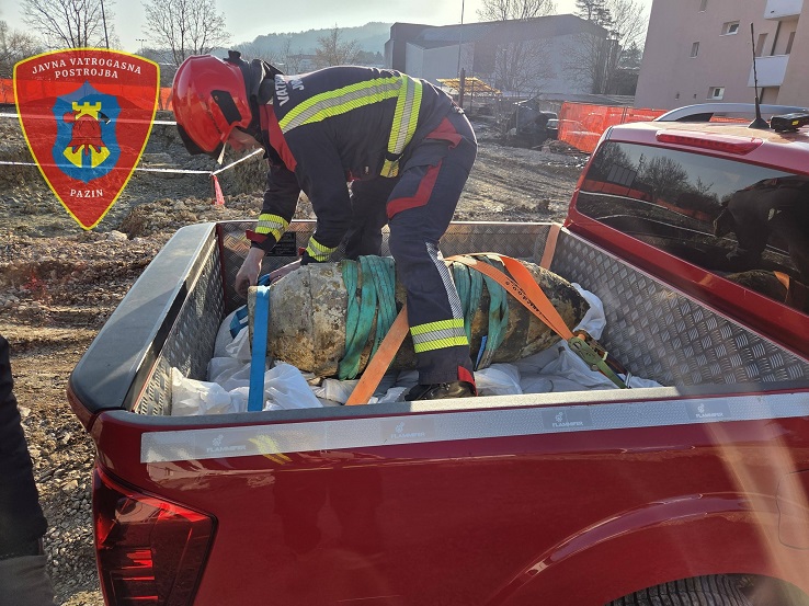 Foto Vatrogasci Pazin - Uklanjanje avionske bombe iz 2. svjetskog rata u Pazinu