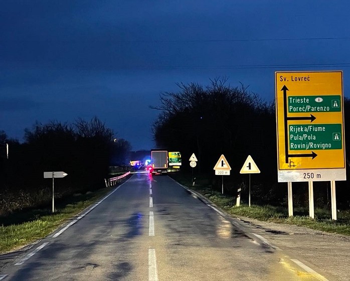 Nesreća na ulazu u Krunčiće na cesti prema Lovreču - Foto Istra Terra Magica