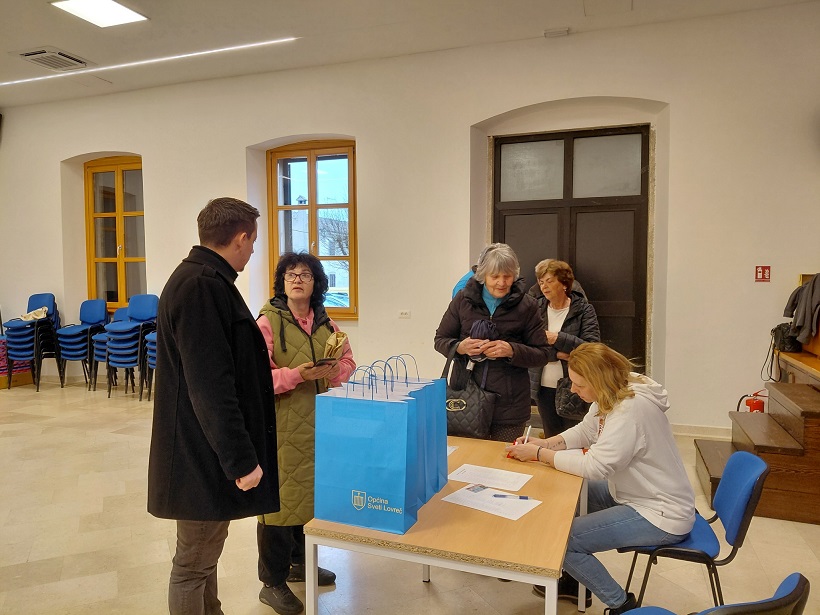 Podjela uskrsnih poklona umirovljenicima - Foto Općina Sv. Lovreč