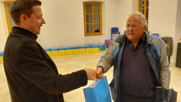 Podjela uskrsnih poklona umirovljenicima - Foto Općina Sv. Lovreč