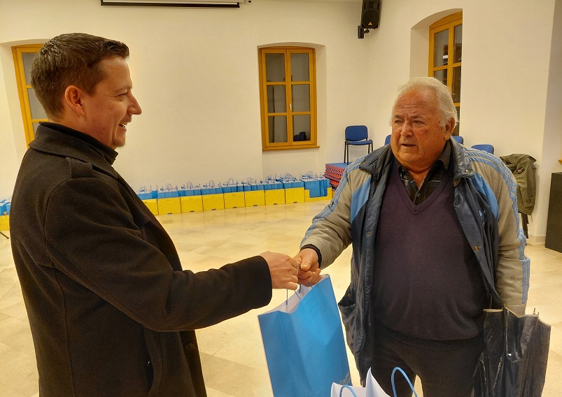 Podjela uskrsnih poklona umirovljenicima - Foto Općina Sv. Lovreč