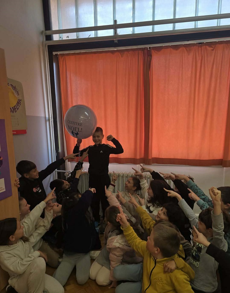 Doček Noela Mandića u školi