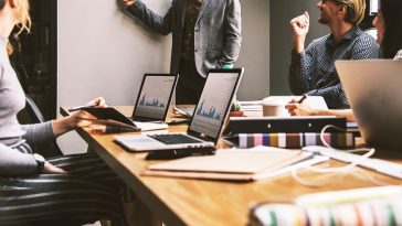 Image by Ronald Carreño from Pixabay ict sektor office ured posao