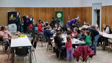 Večer društvenih igara udruge Štriga u sali na domu u Kašteliru