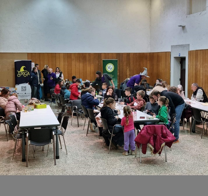 Večer društvenih igara udruge Štriga u sali na domu u Kašteliru