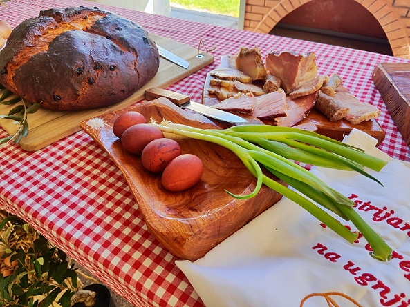 Presica - najavljena Žminjska šuorija i priprema najveće pince na svijetu - Foto Tanja Kocijančić JAJA ŠPALETA ŠUNKA LUK PINCA