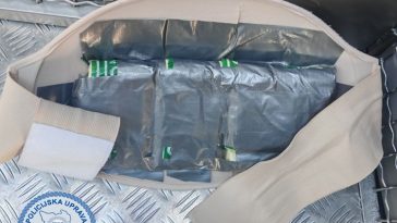 Baklje u lažnom trudničkom trbuhu - Foto Istarska policija pirotehnika