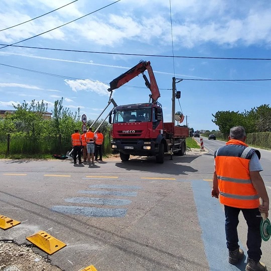 Foto Tanja Kocijančić - Postavljanje semafora u Gedićima