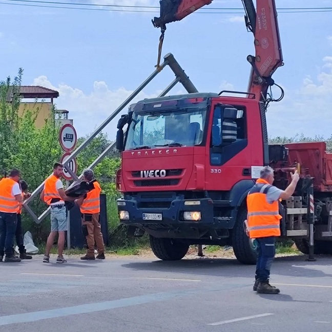 Foto Tanja Kocijančić - Postavljanje semafora u Gedićima