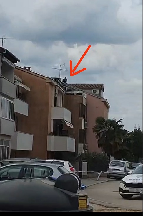 Screenshot - Mladić satima bio na krovu zgrade u naselju Finida u Poreču