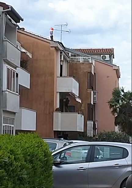 Screenshot - Mladić satima bio na krovu zgrade u naselju Finida u Poreču