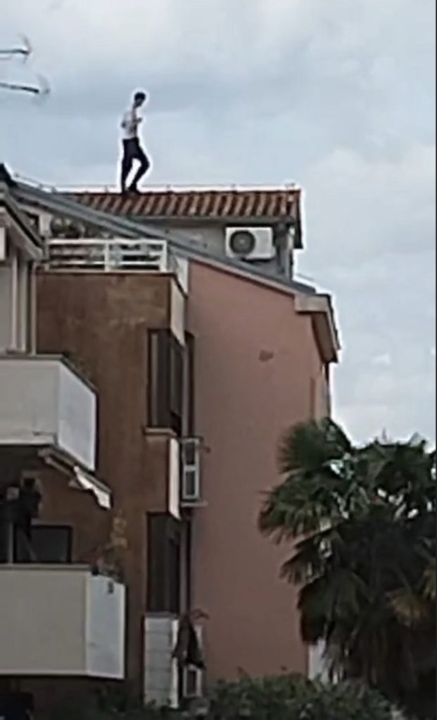 Screenshot - Mladić satima bio na krovu zgrade u naselju Finida u Poreču