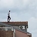 Screenshot - Mladić satima bio na krovu zgrade u naselju Finida u Poreču