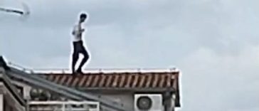 Screenshot - Mladić satima bio na krovu zgrade u naselju Finida u Poreču