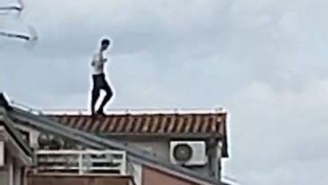 Screenshot - Mladić satima bio na krovu zgrade u naselju Finida u Poreču