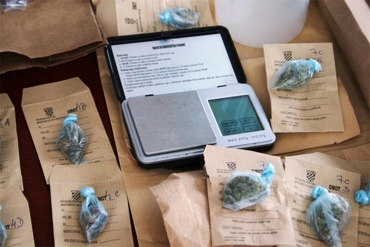 droga policija paketići