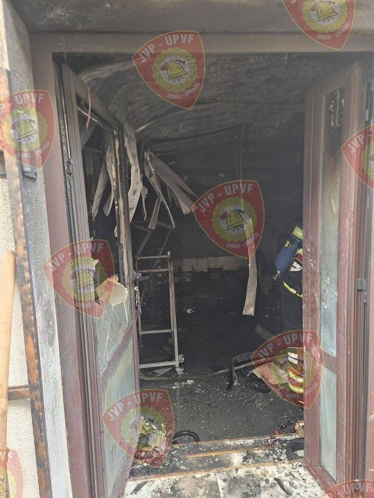 Foto Vatrogasci Umag - Požar poslovnog prostora u Novigradu