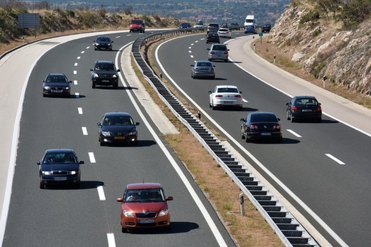promet autocesta autoput cesta automobili policija mup