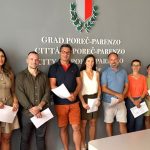 Gradonačelnik Loris Peršurić potpisuje ugovore s poduzetnicima koji su ostvarili pravo na bespovratne potpore Grada Poreča za 2026. godinu.