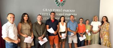 Gradonačelnik Loris Peršurić potpisuje ugovore s poduzetnicima koji su ostvarili pravo na bespovratne potpore Grada Poreča za 2026. godinu.
