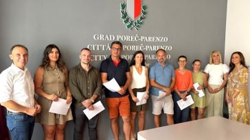Gradonačelnik Loris Peršurić potpisuje ugovore s poduzetnicima koji su ostvarili pravo na bespovratne potpore Grada Poreča za 2026. godinu.