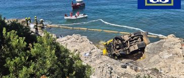 Komunalni kamion u moru na području Zlatnih stijena u Puli tijekom akcije sanacije onečišćenja.