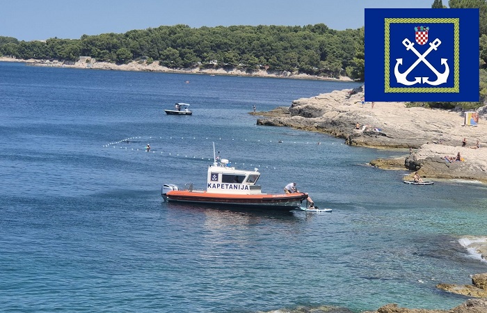 Komunalni kamion u moru na području Zlatnih stijena u Puli tijekom akcije sanacije onečišćenja.