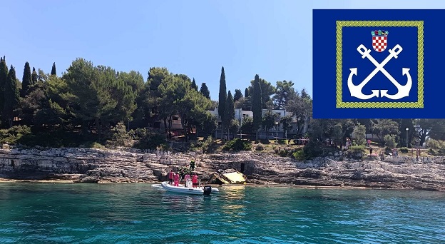 Komunalni kamion u moru na području Zlatnih stijena u Puli tijekom akcije sanacije onečišćenja.