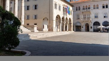 Policijski službenici na pulskom Forumu nakon sukoba zbog mjesta za prodaju igračaka.