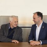 Gradonačelnik Loris Peršurić i predsjednik Udruge slijepih Istarske županije Zlatko Kuftić potpisuju ugovor o financijskoj potpori za projekt unapređenja kvalitete života slijepih osoba u Poreču.