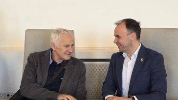 Gradonačelnik Loris Peršurić i predsjednik Udruge slijepih Istarske županije Zlatko Kuftić potpisuju ugovor o financijskoj potpori za projekt unapređenja kvalitete života slijepih osoba u Poreču.